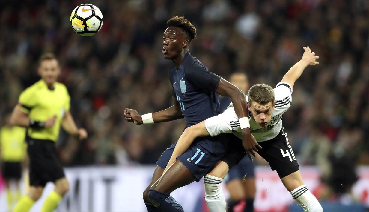 Striker Inggris, Tammy Abraham, berebut bola dengan bek Jerman, Matthias Ginter, pada laga persahabatan di Stadion Wembley, London, Jumat (10/11/2017). Kedua negara bermain imbang 0-0. (AP/Nick Potts)