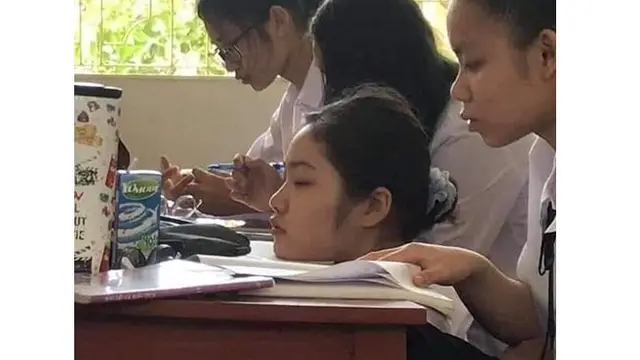 6 Posisi Tidur Murid saat di Kelas Ini Bikin Mikir Keras