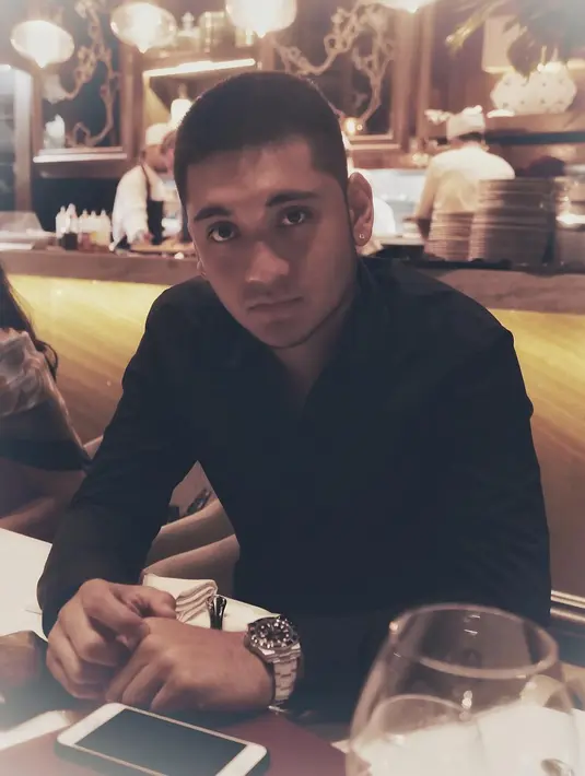 Giorgino Abraham terlihat sangat gagah saat mengenakan busana serba warna hitam. (Foto: instagram.com/giorgino_abraham)