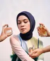 Salah satu trik untuk membuat kulit kuning langsatmu bersinar, bisa pilih hijab warna navy seperti Tantri Namirah ini. (Instagram/tantrinamirah).