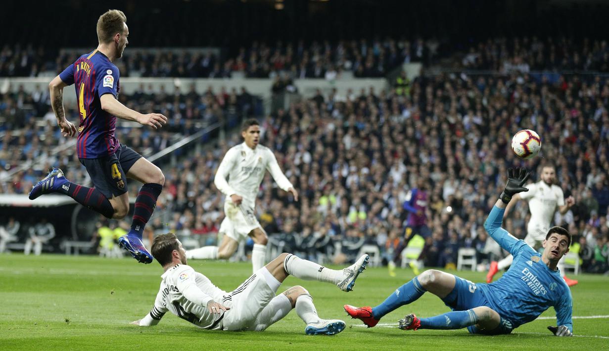 Gelandang Barcelona, Ivan Rakitic, mencetak gol ke gawang Real Madrid pada laga La Liga di Stadion Santiago Bernabeu, Sabtu (2/3). Real Madrid takluk 0-1 dari Barcelona. (AP/Manu Fernandez)