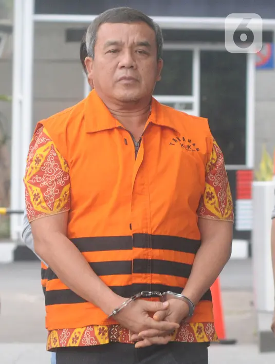 Kepala Dinas PUPR Kabupaten Indramayu, Omarsyah berjalan akan menjalani pemeriksaan oleh penyidik di Gedung KPK, Jakarta, Selasa (26/11/2019). Omarsyah diperiksa sebagai tersangka terkait dugaan suap pengaturan proyek ke Bupati Indramayu, Supendi. (merdeka.com/Dwi Narwoko)