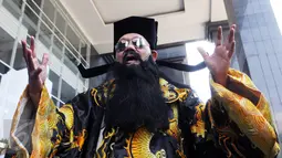 Seorang pria berpakaian khas budaya China ala Hakim Bao melakukan ritual saat sidang lanjutan kasus Jessica di PN Jakarta Pusat, Rabu (10/8).Pria tersebut juga pernah hadir dalam sidang kasus korupsi pada 2013 di Tipikor. (Liputan6.com/Helmi Afandi) 