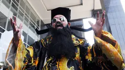 Seorang pria berpakaian khas budaya China ala Hakim Bao melakukan ritual saat sidang lanjutan kasus Jessica di PN Jakarta Pusat, Rabu (10/8).Pria tersebut juga pernah hadir dalam sidang kasus korupsi pada 2013 di Tipikor. (Liputan6.com/Helmi Afandi) 