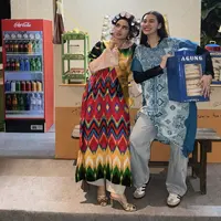 Aaliyah Massaid kenakan daster saat Mahalini Dapat Kejutan Ulang Tahun ke-26 Bertema Warung Kelontongan. [@aaliyah.massaid]