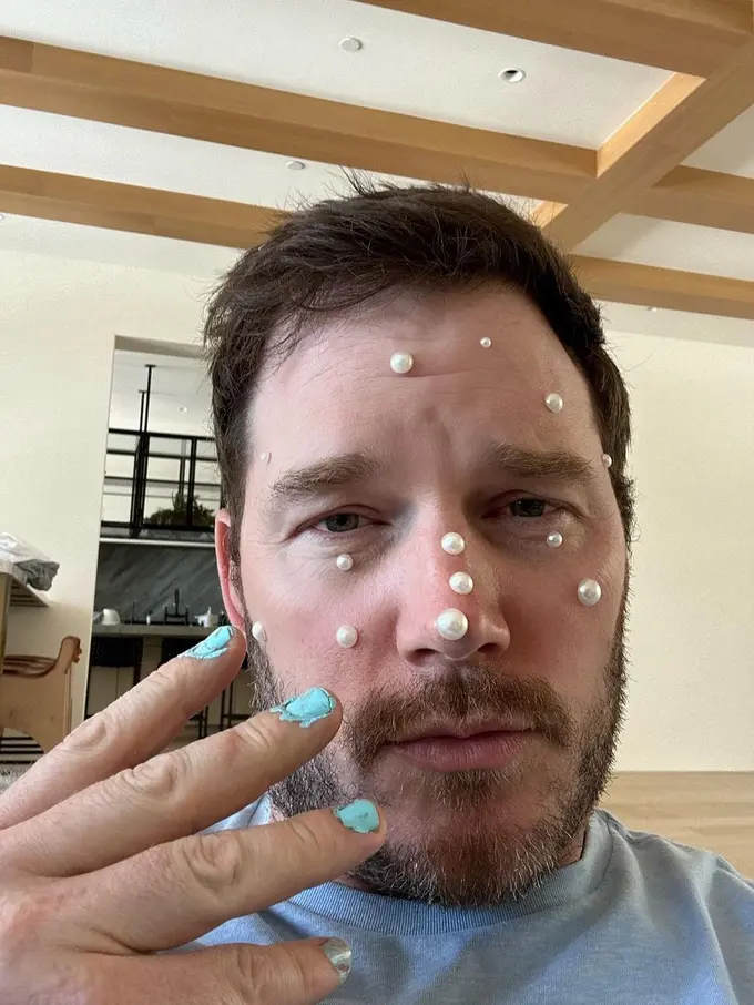 Chris Pratt usai didandani putrinya. (Foto: Instagram/prattprattpratt)