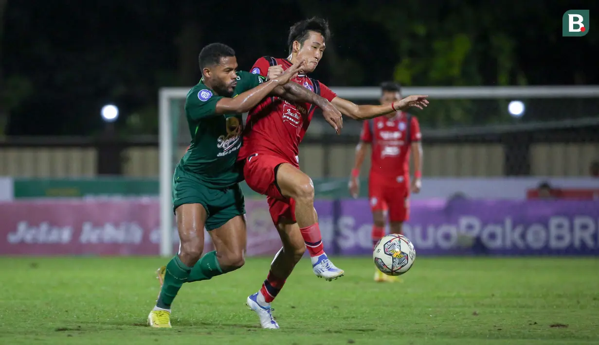 Pemain Arema FC, Renshi Yamaguchi (kanan) berebut bola dengan pemain Persebaya Surabaya, Paulo Victore Costa Soares pada laga lanjutan pekan ke-33 BRI Liga 1 2022/2023 di Stadion PTIK, Jakarta, Selasa (11/04/2023). (Bola.com/Bagaskara Lazuardi)