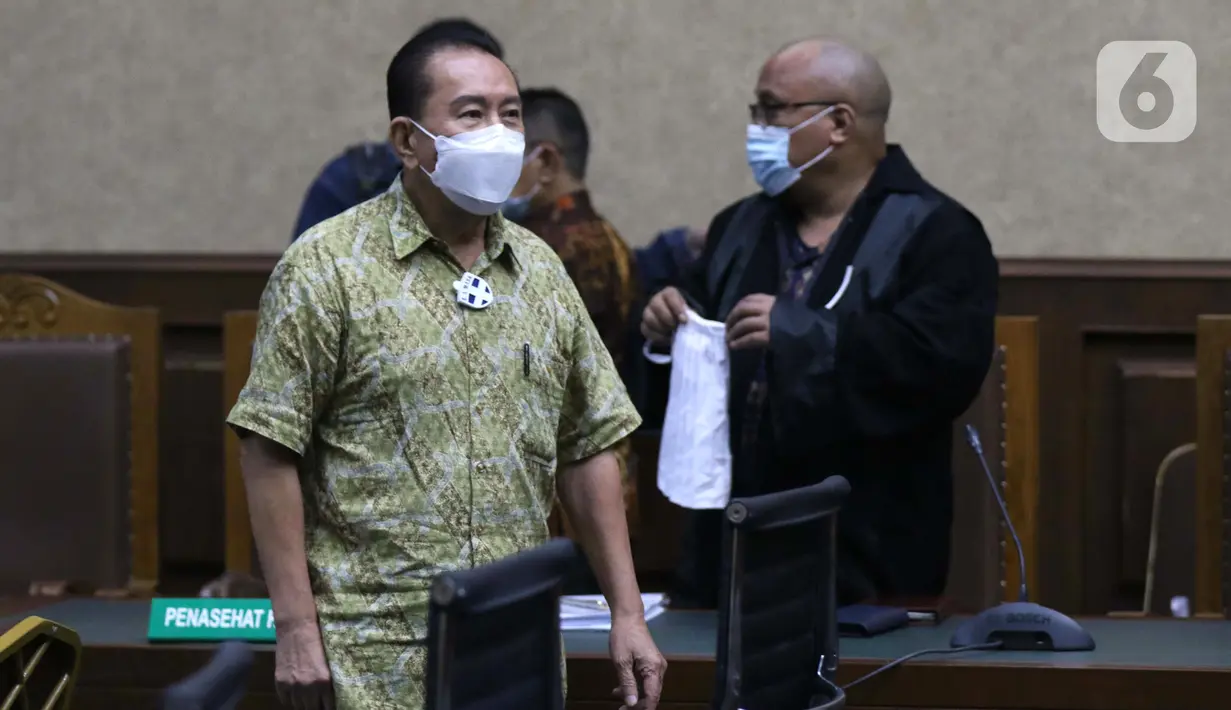 Terdakwa suap penghapusan nama terpidana perkara pengalihan hak tagih atau cessie Bank Bali dari daftar red notice Polri, Djoko Soegiarto Tjandra saat jeda sidang lanjutan di Pengadilan Tipikor Jakarta, Kamis (19/11/2020). Sidang mendengar keterangan saksi. (Liputan6.com/Helmi Fithriansyah)
