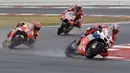 Salah satu aksi Marc Marquez (kiri) saat membayangi pebalap Danilo Petrucci (kanan) pada balapan MotoGP San Mariono di Sikuit Marco Simoncelli, Misano Adriatico, Italia (10/9/2017). (AP/Antonio Calanni)