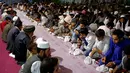 Umat muslim menikmati takjil saat berbuka puasa bersama di sebuah masjid di Kabul, Afganistan, 16 Juni 2016. Tradisi berbuka puasa bersama selama Ramadan merupakan momentum untuk mempererat tali persaudaraan (REUTERS/Omar Sobhani)