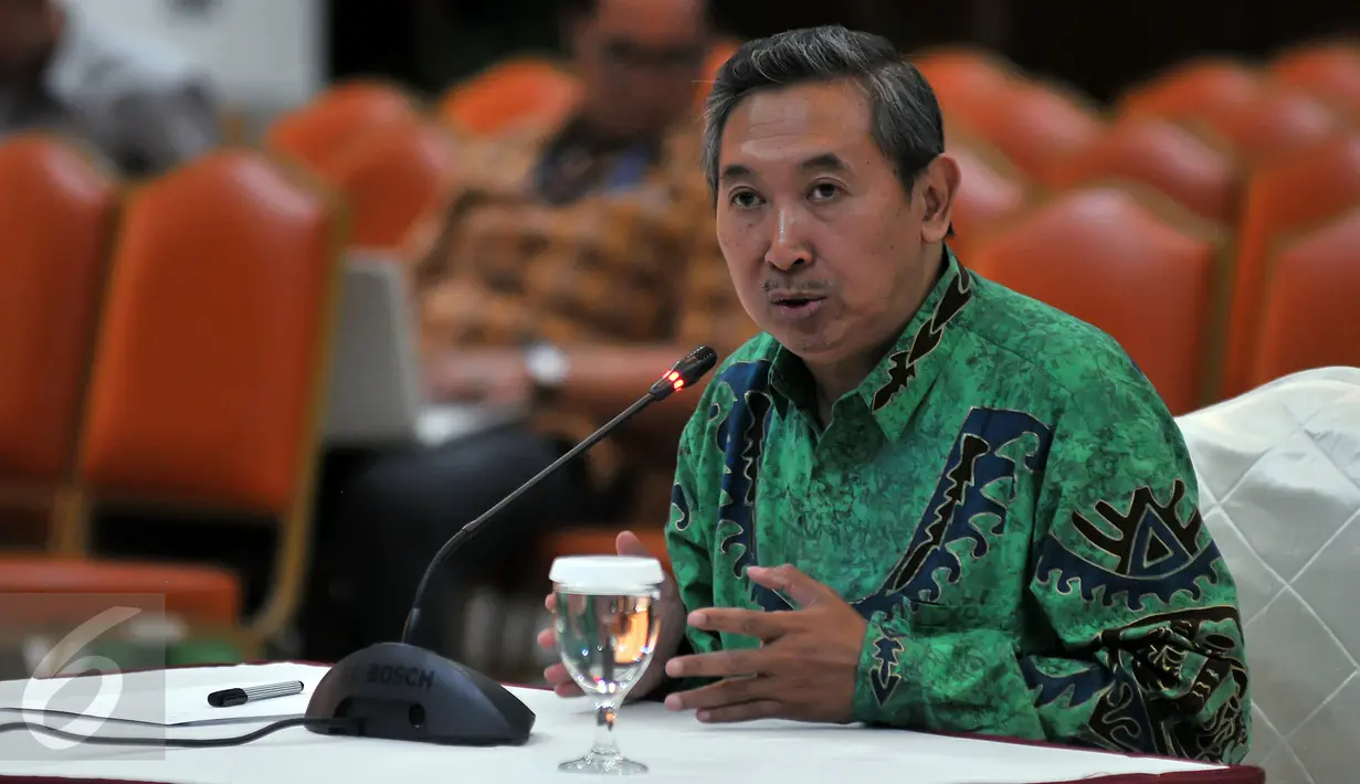 Salah seorang calon pimpinan KPK, Budi Santoso menjawab sejumlah pertanyaan dari anggota Pansel KPK di Gedung Sekneg, Jakarta, Senin (24/8/2015). Panitia seleksi melakukan uji wawancara kepada 19 calon pimpinan KPK. (Liputan6.com/Herman Zakharia)