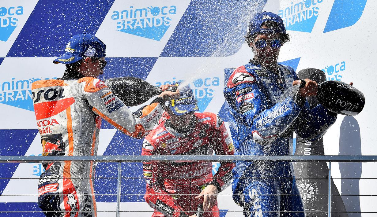 Pembalap Spanyol dari tim Repsol Honda, Marc Marquez (kiri ke kanan) bersama Francesco Bagnaia (Ducati Lenovo) dan Alex Rins (Suzuki Ecstar) merayakan kemenangan Grand Prix MotoGP Australia di Sirkuit Phillip Island, Minggu (16/10/2022). Marc Marquez finish di posisi kedua dan ini menjadi podium pertamanya sejak kembali pasca operasi keempat cedera patah lengan tangan kanan. (Paul CROCK/AFP)