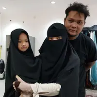 Virgoun foto bersama istrinya yang bercadar, Inara, yang sedang menggendong putrinya (Instgaram/@virgoun)
