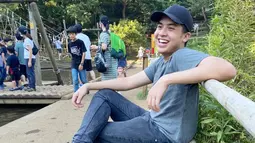 Menggunakan celana denim dengan kaus serta topi, gaya Jerome satu ini memang terlihat begitu santai. Meski begitu, penampilan YouTuber ini tetap terlihat menawan. (Liputan6.com/IG/@jeromepolin)