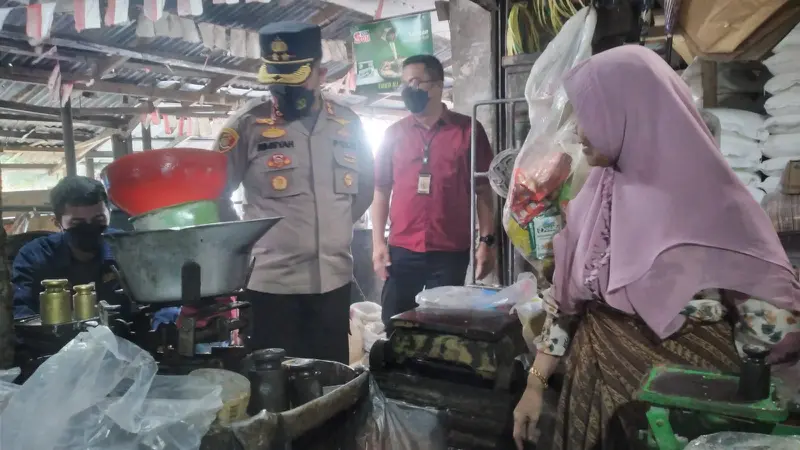 Kapolres Tasikmalaya AKBP Rimsyatono tengah melakukan sidak lapangan dalam pengecekan pasokan minyak goreng di sejumlah pasar Tasikmalaya, Jawa Barat.