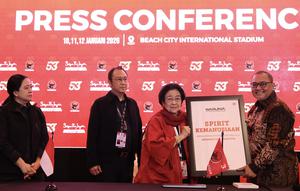 Ketua Umum PDIP Megawati Soekarnoputri bersama putra putrinya, Prananda Prabowo dan Puan Maharani secara resmi meluncurkan buku soal mitigasi bencana. (Foto: Tim Media DPP PDIP).