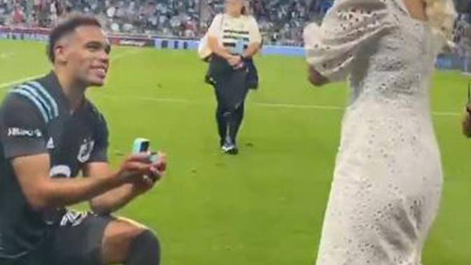 Aksi Romantis Pemain Sepak Bola Lamar Kekasih di Lapangan Hijau - Vimarsana News