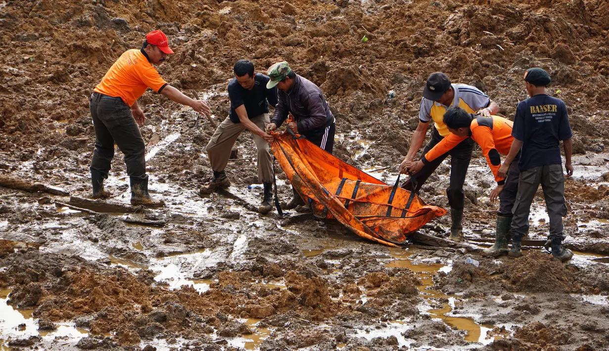 Sejumlah personel SAR mengevakuasi korban longsor di Dusun Jemblung, Desa Sampang, Kecamatan Karangkobar, Banjarnegara, Jateng, Sabtu (13/12/2014). (Antara Foto/Idhad Zakaria)