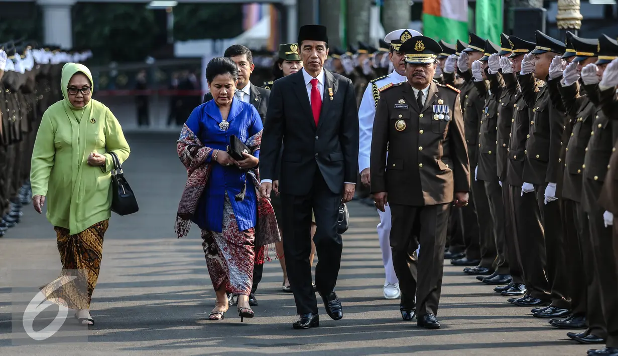Presiden Joko Widodo (ketiga kiri) bersama ibu negara, Iriana didampingi Jaksa Agung M. Prasetyo (keempat kiri) menuju lapangan upacara Peringatan Hari Bhakti Adhyaksa ke-55 di Kejaksaan Agung, Jakarta, Rabu (22/7/2015). (Liputan6.com/Faizal Fanani) 