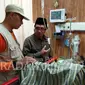 Korban selamat yang tertipu gua wangsit harta karun Bung Karno, Munasik alias Pak Fredy, kondisinya mulai membaik dan sudah pindah dari ruang ICU ke ruang Mawar RSD dr Soebandi, Jember. (Foto: Jumai/Radar Jember/JawaPos.com)