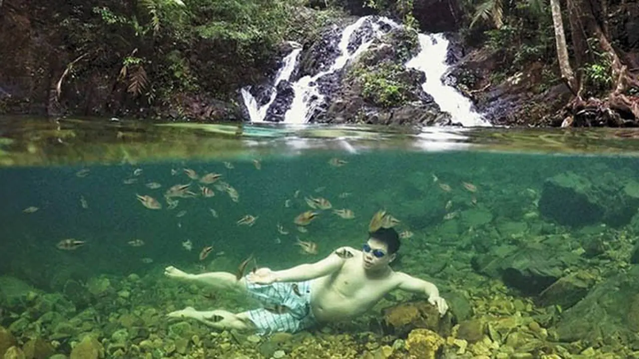Seperti Snorkeling, Berenang di Air Terjun Gurok Beraye Ini