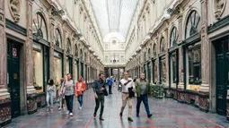 Wisatawan mengunjungi area perbelanjaan Saint-Hubert Royal Gallerie di Brussel, Belgia, pada 28 Juni 2020. (Xinhua/Zhang Cheng)