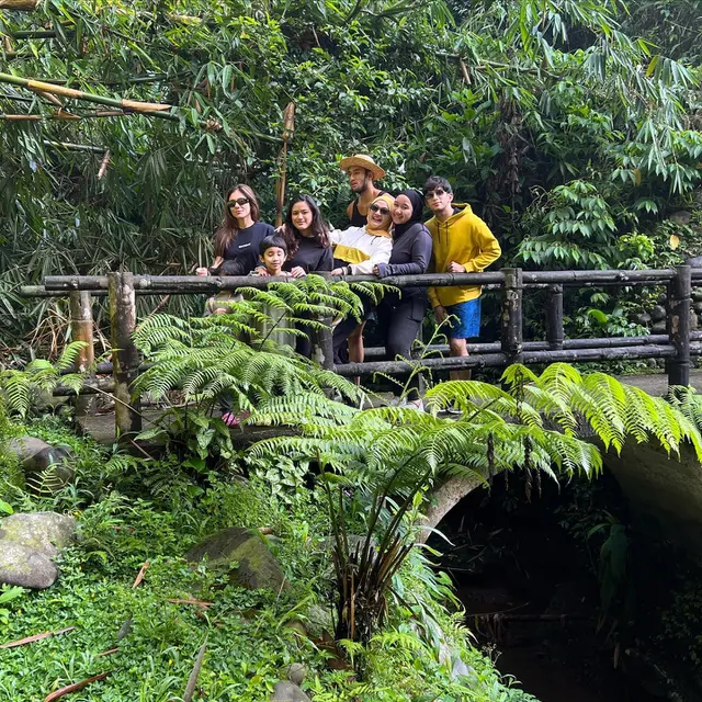 Seru Beri Makan Sapi, Ini 7 Potret Liburan Wulan Guritno Ke Sukabumi