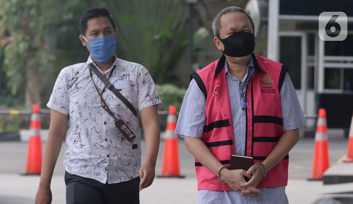 Mantan Direktur Utama PT Danareksa Sekurita, Marciano Herdondrie Herman (kanan) berjalan masuk akan menjalani pemeriksaan tim penyidik Kejaksaan Agung di Gedung KPK, Jakarta, Jumat (19/06/2020).  (merdeka.com/Dwi Narwoko)