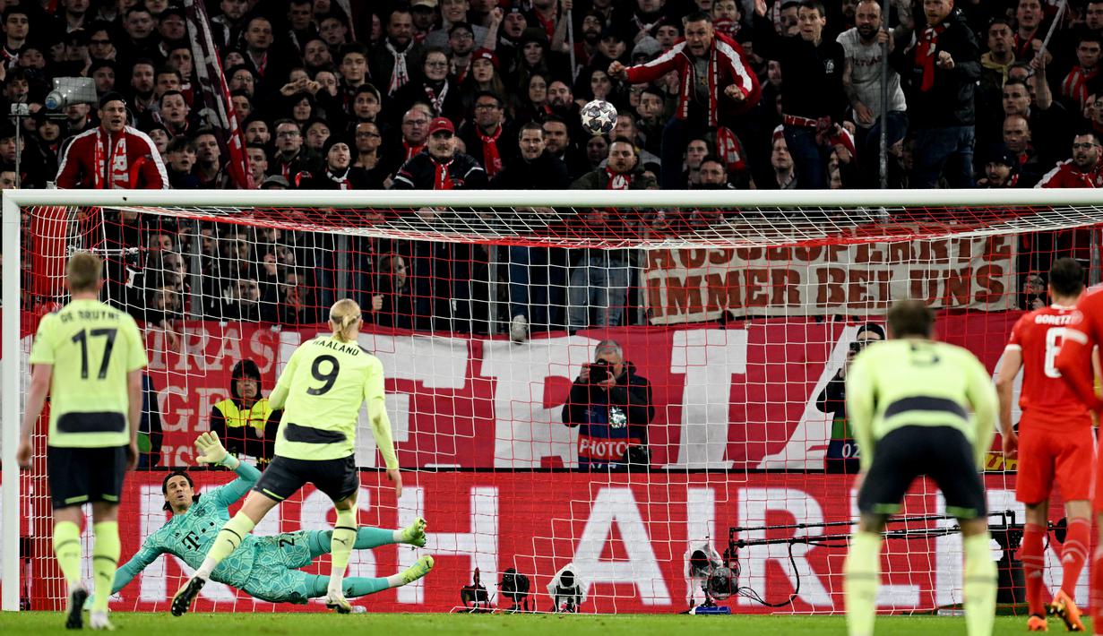 Pemain Manchester City, Erling Haaland, gagal mencetak gol penalti ke gawang Bayern Munchen pada babak perempat final leg kedua Liga Champions di Allianz Arena, Kamis (20/4/2023). (AFP Chistof Stache)