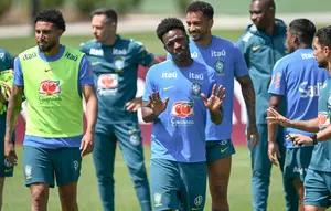 Pemain depan Brasil, Vinicius Junior (tengah), memberi isyarat selama sesi latihan sebagai bagian dari persiapan menghadapi pertandingan sepak bola Piala Dunia 2026 melawan Maroko di Fasilitas Latihan Columbia Park, Morristown, New Jersey, pada 9 Juni 2026. (MAURO PIMENTEL/AFP)