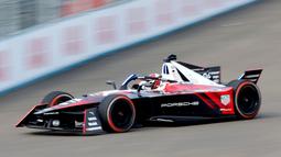 Pembalap TAG Heuer Porsche Formula E Team, Pascal Wehrlein, saat beraksi pada balapan Formula E 2023 di Jakarta International e-Prix Circuit, Sabtu (3/6/2023). Pascal Wehrlein menjadi yang tercepat setelah melahap 36 lap dengan catatan waktu 42 menit 21,995 detik. (Bola.com/M Iqbal Ichsan)