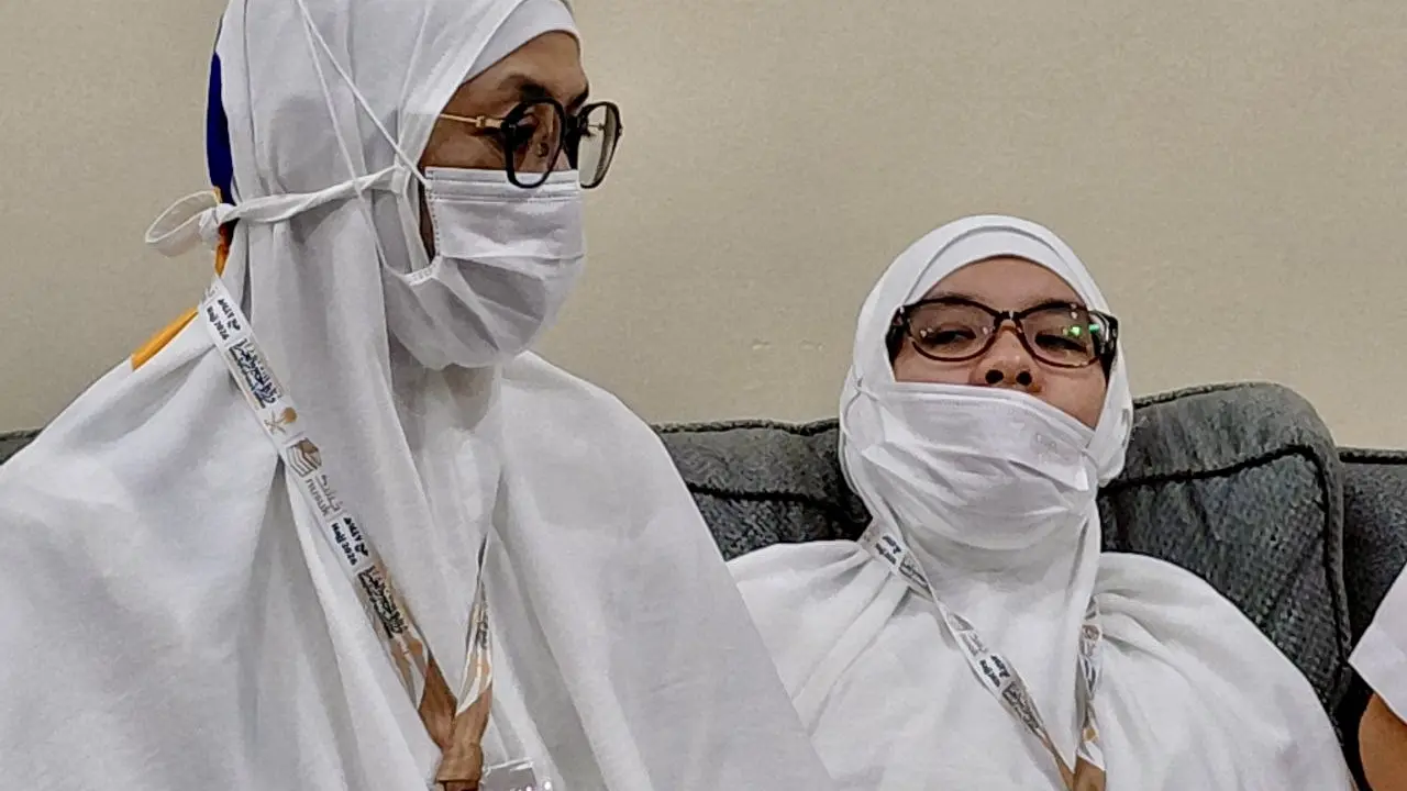 Jemaah haji dengan autisme, Sharfina bersama keluarganya saat ditemui tim Media Center Haji (MCH) di Makkah, Senin, 8 Juni 2026. (dok. Media Center Haji)