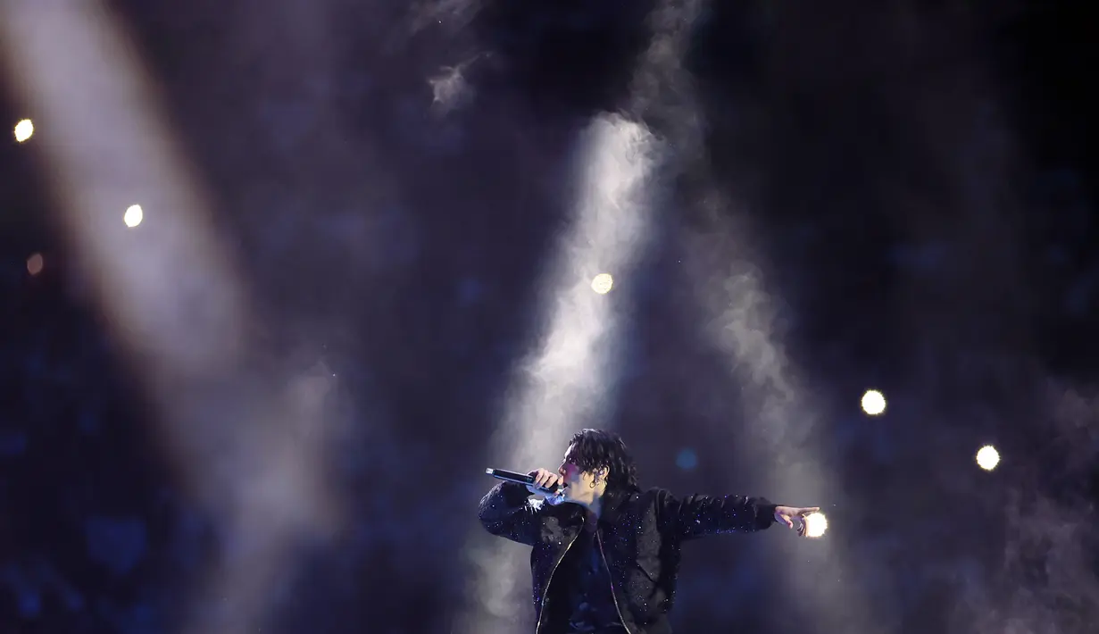 Jungkook yang merupakan salah satu personil Boyband asal Korea Selatan, BTS menjadi satu dari beberapa artis dan musisi internasional yang menjadi penghibur dalam upacara pembukaan Piala Dunia 2022 pada Minggu (20/11/2022). (AFP/Karim Jaafar)