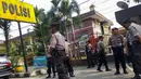 Polisi berjaga setelah pelaku bom bunuh diri meledakkan dirinya di Mapolrestabes Medan, Sumatera Utara, Rabu (13/11/2019). Saat ini, aparat kepolisian sedang melakukan olah tempat kejadian perkara dan mengidentifikasi pelaku. (Rahmad SURYADI/AFP)