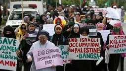 Seorang biarawati bersama kaum muslim Filipina melakukan aksi unjuk rasa menentang agresi militer Israel ke jalur Gaza, (15/7/2014). (REUTERS/Erik De Castro)