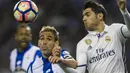 Bek Deportivo, Navarro, berebut bola dengan striker Real Madrid, Alvaro Morata, pada laga La Liga di Stadion Riazor, La Coruna, Rabu (26/4/2017). Deprtivo kalah 2-6 dari Madrid. (AP/Lalo R Villar)