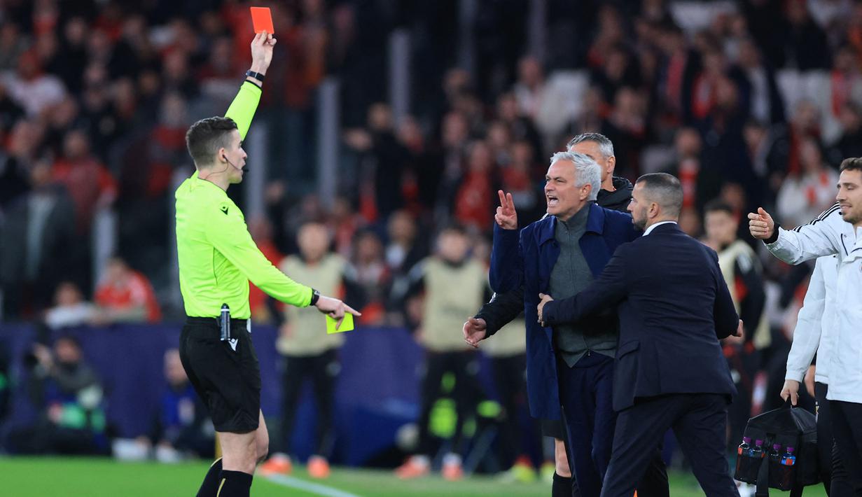 Pelatih Benfica, Jose Mourinho, diusir keluar lapangan pada menit-menit akhir pertandingan Liga Champions Benfica melawan mantan klubnya, Real Madrid, setelah melancarkan amarah di area pinggir lapangan. (AFP/Patricia De Melo Moreira)