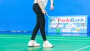 Punya pembawaan yang ceria, Memes pun bisa mencairkan suasana saat pertandingan. Pemilik nama Citragama Prameswari ini selalu melempar senyum saat menangkis kok dengan raketnya. Ia tampil kasual dengan mengenakan kaus putih dan celana legging hitam. (Liputan6.com/IG/@memes_prameswari)