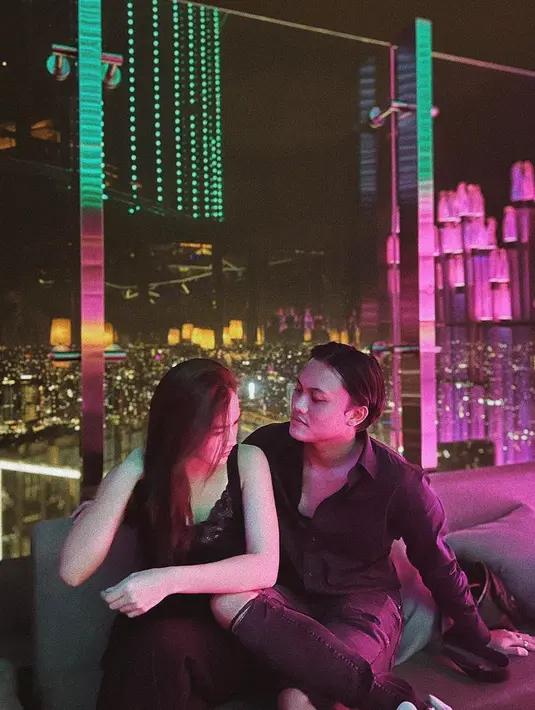 Terpaut usia hanya 1 tahun, tak heran jika Rizky Febian dan Mahalini Raharja sangat akrab serta merasa klik satu sama lainnya. (Instagram/mahaliniraharja)