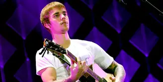 Kabar tentang Justin Bieber selalu ramai menjadi sorotan. Belum lama ia terlihat menyapa penggemarnya dengan ramah di sebuah pantai di kawasan Brazil. Kabar terbaru, Justin tertangkap sedang bersama wanita cantik. (AFP/Bintang.com)