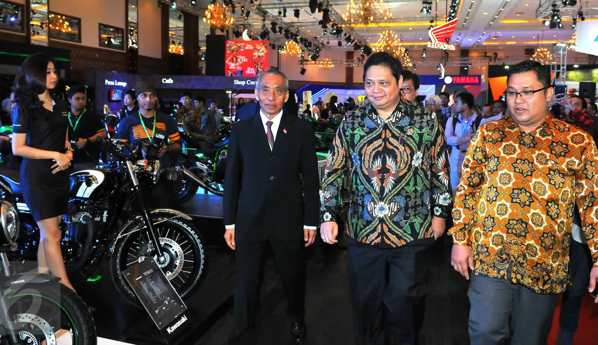 Menperin, Airlangga Hartarto didampingi Ketua Umum AISI Gunadi Sindhuwinata berkeliling booth pameran Indonesia Motorcycle Show (IMOS) 2016 di JCC, Senayan, Jakarta, Rabu (2/11). Pameran ini dibuka oleh Menperin Airlangga. (Liputan6.com/Angga Yuniar)