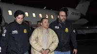 Pihak berwenang mengawal Joaquin "El Chapo" Guzman, tengah, dari pesawat ke mobil SUV yang menunggu di Bandara Long Island MacArthur, di Ronkonkoma, New York (Penegak hukum AS melalui AP)