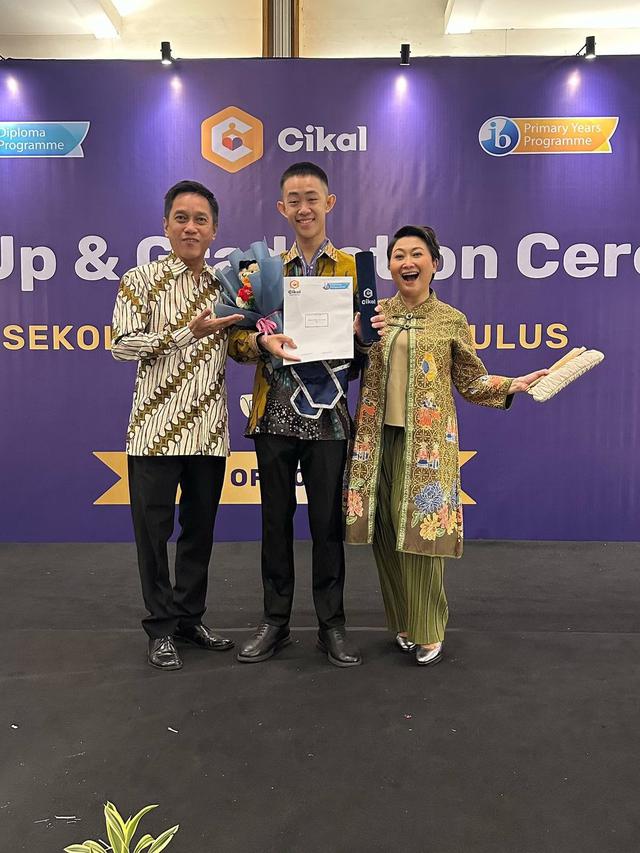 Potret wisuda Manuel anak bungsu Indy Barends (Sumber: Instagram/@indybarends)