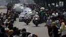 Warga antusias melihat iring-iringan mobil jenazah yang membawa almarhum Presiden ke-3 RI, BJ Habibie saat melintasi Jalan Gatot Subroto menuju TMP Kalibata, Jakarta, Kamis (12/9/2019). BJ Habibie meninggal pada Rabu (11/9/2019) setelah menjalani perawatan di RSPAD. (Liputan6.com/Johan Tallo)