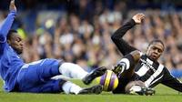 Chelsea&#039;s Michael Essien slides in for a challenge on Newcastle&#039;s Charles N&#039;Zogbia during Premiership match at Stamford Bridge in London 29 December 2007. AFP PHOTO/ADRIAN DENNIS