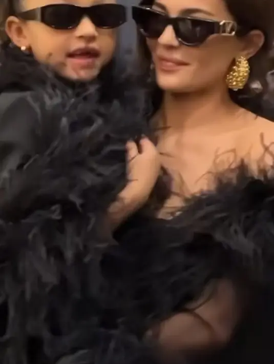 Kylie dan Stormi juga tampil stunning dengan kacamata hitamnya. Putrinya dengan gaya rambut ikat belakang. Kylie membiarkan rambutnya terurai. [@voguemagazine/@styledumonde]