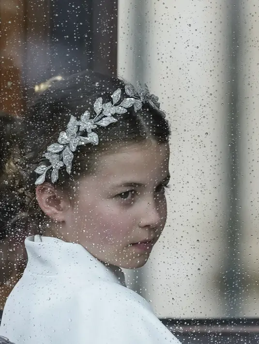 Putri Charlotte meninggalkan Westminster Abbey menggunakan iring-iringan kereta kuda setelah upacara penobatan Raja Inggris Charles III di London, Sabtu (6/5/2023). (AP Photo/Alessandra Tarantino)
