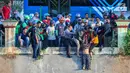 Polisi dan warga mengamankan terduga pelaku pelecehan seksual yang menceburkan diri di Kali Ciliwung, Manggarai, Jakarta, Minggu (7/6/2019). Pelaku dikejar massa usai melakukan pelecehan dengan modus mencegat korban perempuan mendapat hadiah dari sayembara televisi. (Liputan6.com/Fery Pradolo)