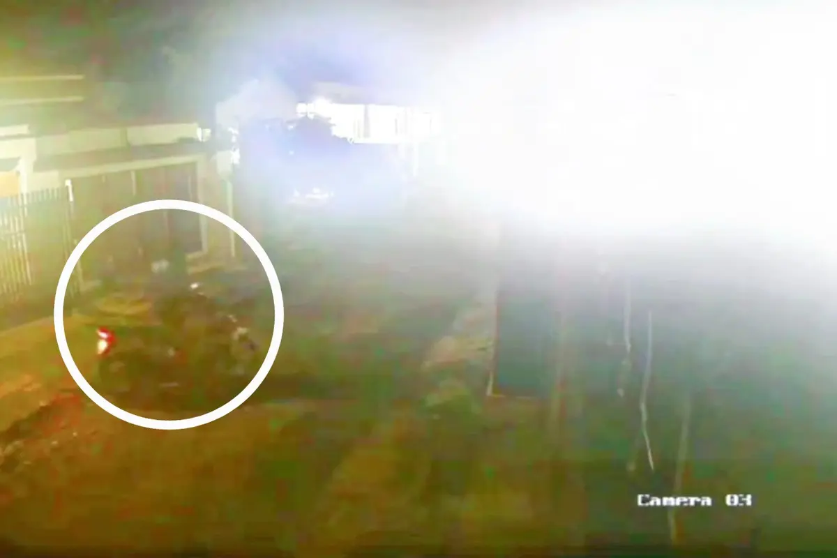 Tangkapan layar rekaman CCTV pencurian empat sepeda motor di Kecamatan Tanjung Senang, Bandar Lampung. Foto : (Istimewa).