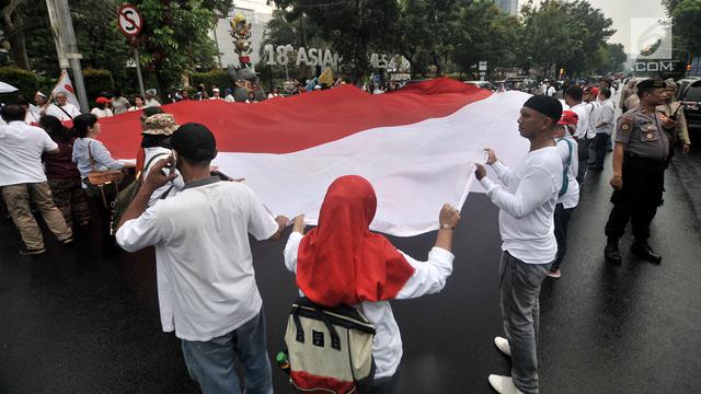 Tolak Reuni 212, Massa Bentangkan Bendera Raksasa di Depan Balai Kota